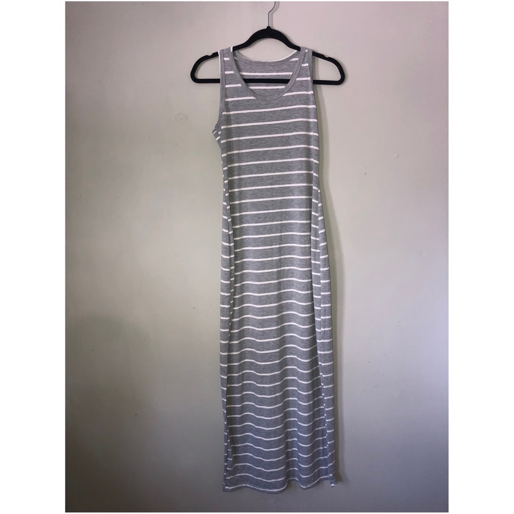 🍒3/20Gray and White Medium Midi Dress